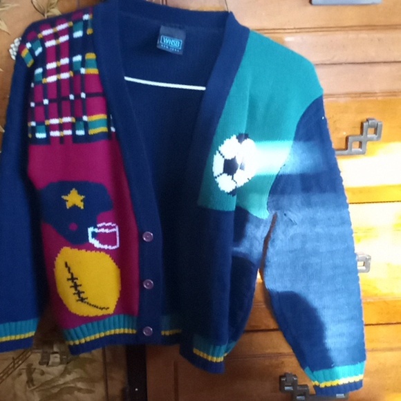 Boys size 4 cardigan witg 3 buttons - Picture 1 of 2